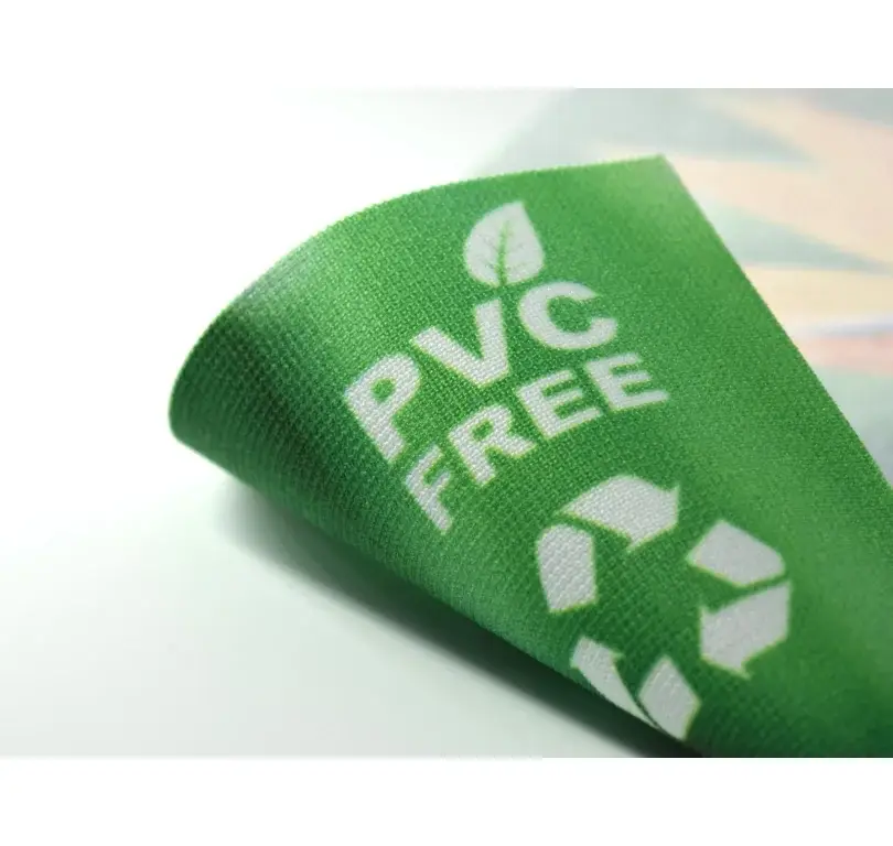 Närbild på miljövänligt, PVC-fritt banderollmaterial – Ekodekor 100 % återvunnen PET, 205 g/m² B1.
Hållbart, brandklassat och högkvalitativt material med exklusiv känsla, lämpligt för både inomhus- och utomhusbruk.